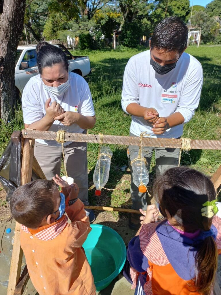 Staff de Puerto Valle enseñando a lavar manos